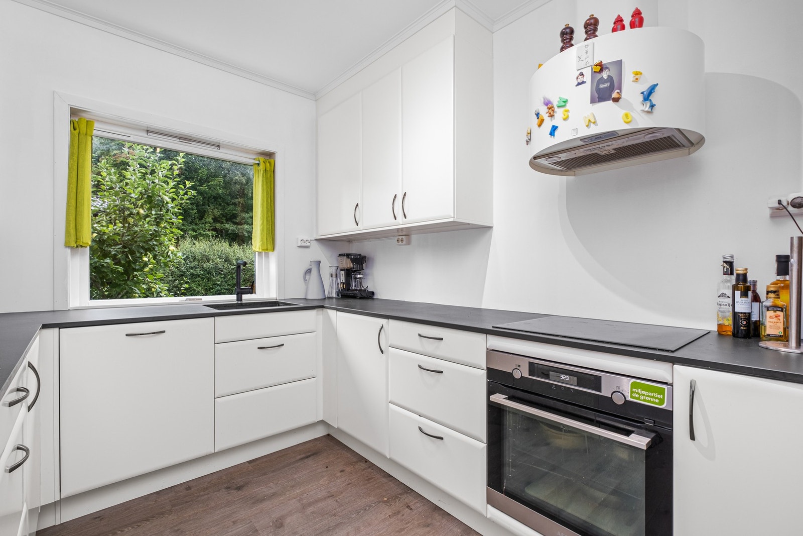 Pent og moderne kjøkken på 8,5 kvm fra 2020. Takstmann rangerer samtlige punkter til TG 0. Galleribilde