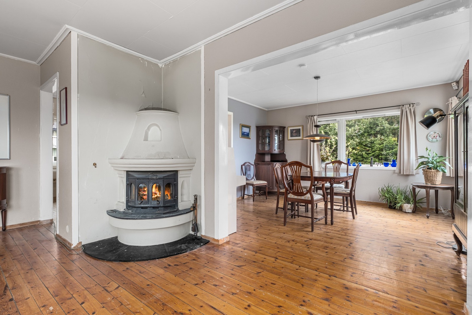 Hyggelig peis mellom stuen og spisestuen som gir lun varme i vinterhalvåret. Galleribilde