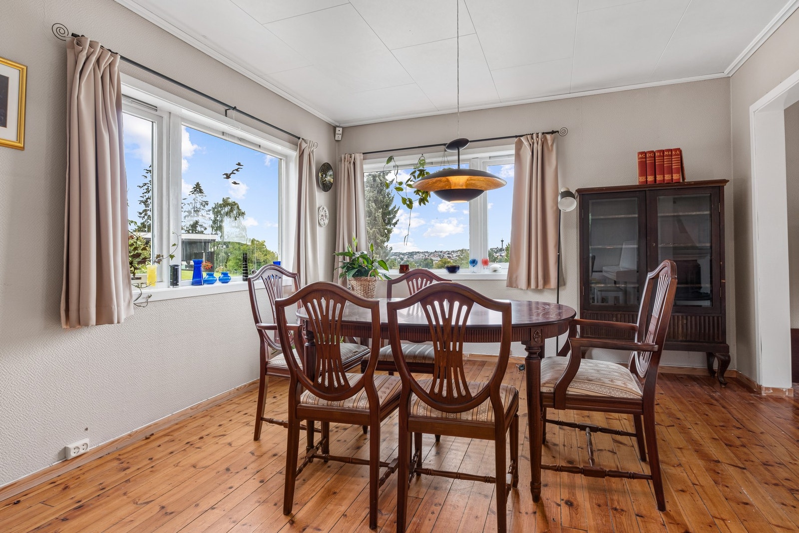 Rommet er på 14,5 kvm og har utsikt helt til Tyholttårnet. Galleribilde