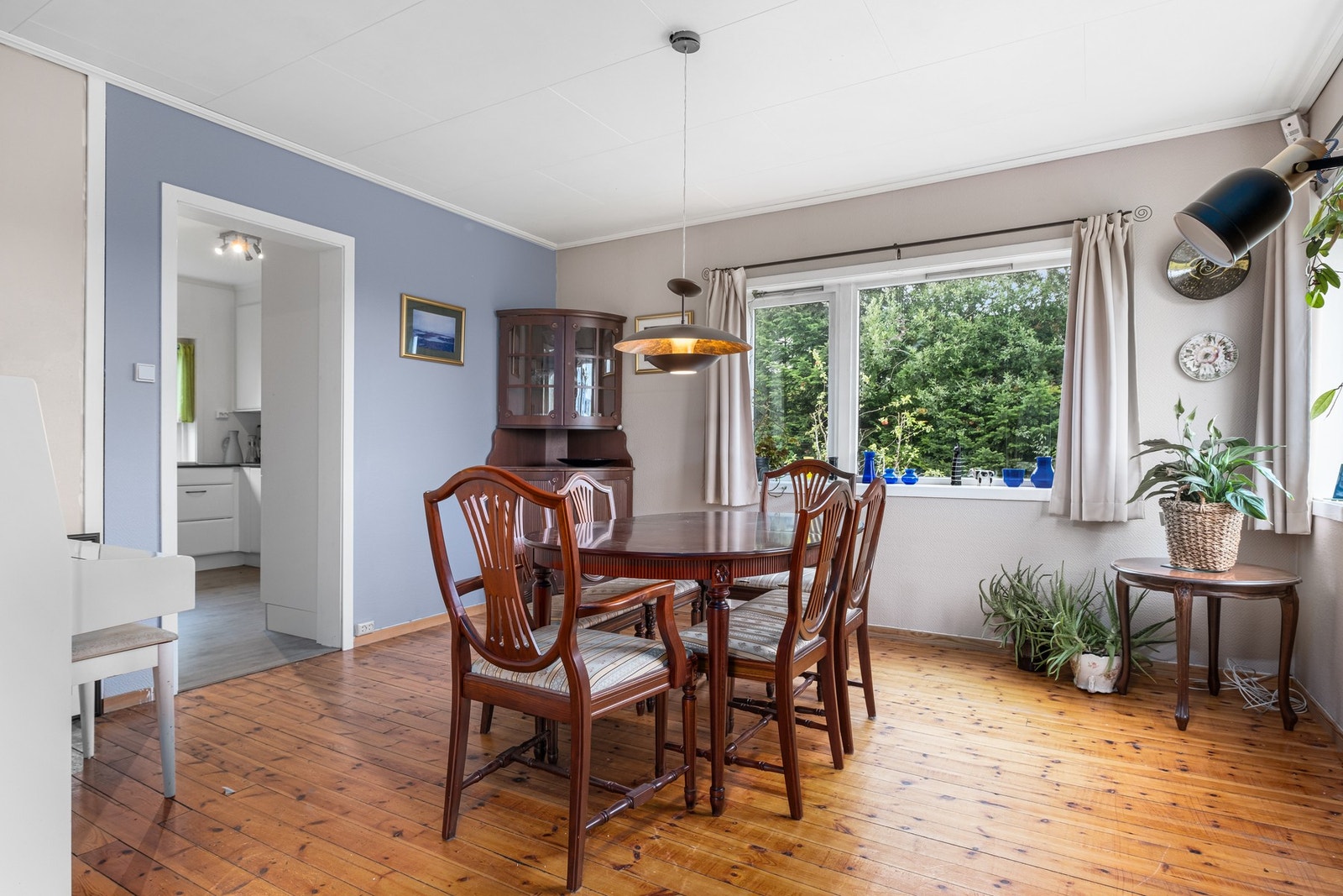 Romslig spisestue i forbindelse med kjøkkenet. Galleribilde