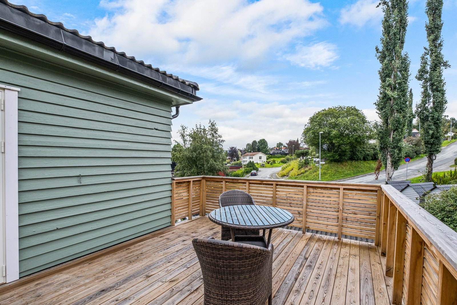 Fra 2. etasje er det direkte utgang til en stor balkong på 16 kvm. Galleribilde