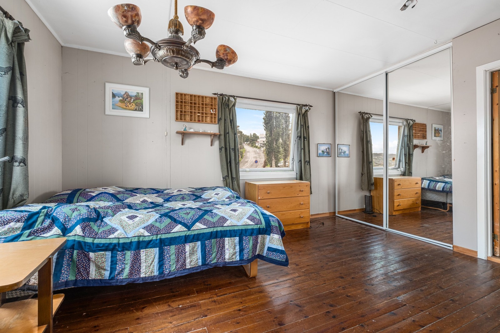 Klesoppbevaring i skyvedørsgardrobe. Galleribilde