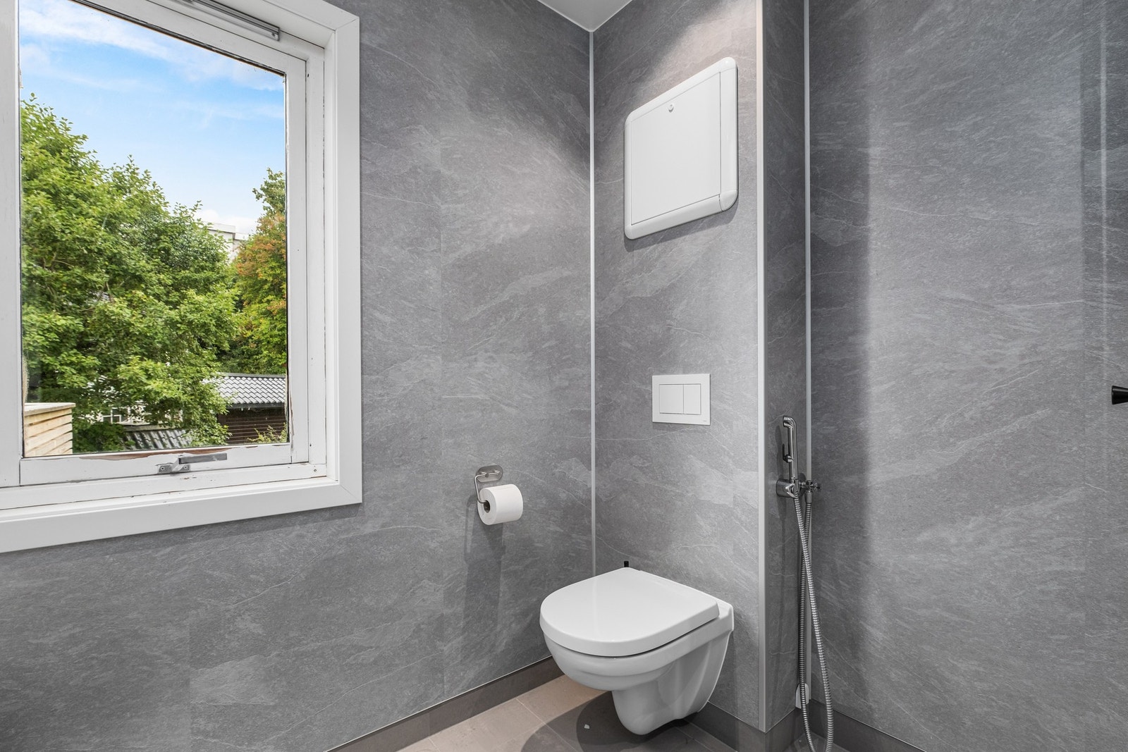 Pent oppusset bad på 4,5 kvm fra 2022. Rommet har elektriske varmekabler. Galleribilde