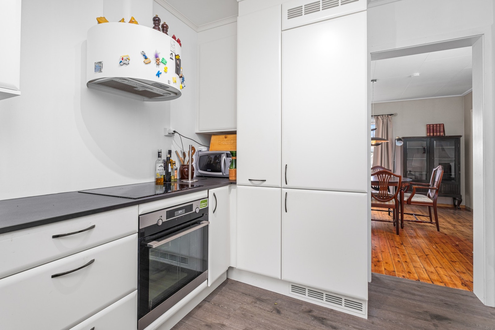 Rikelig med skap- og benkplass. kjøl/fryseskap, oppvaskmaskin, platetopp og stekeovn som integrerte hvitevarer. Galleribilde