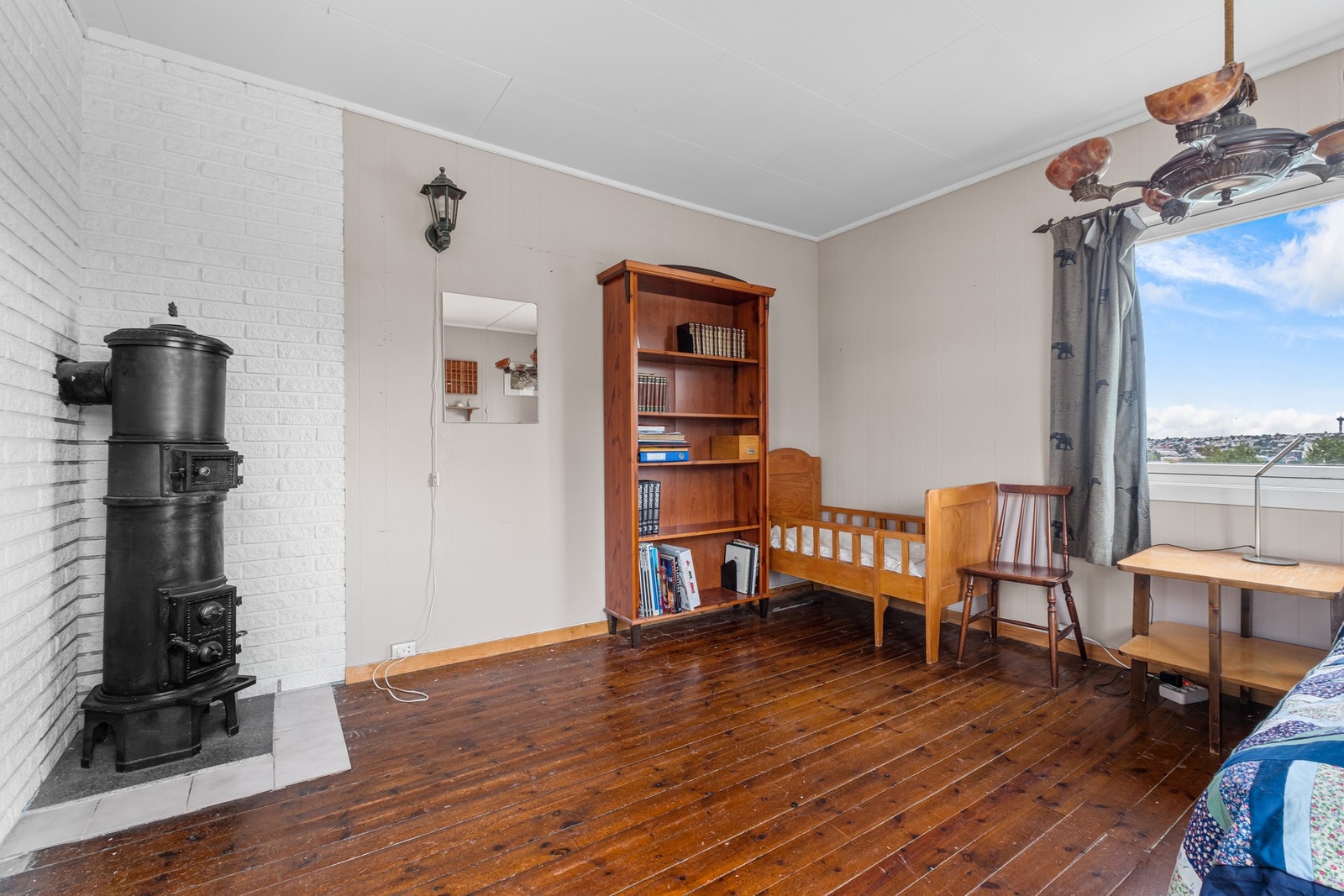 Soverommet er svært romslig og er innredet med en vedovn. Galleribilde