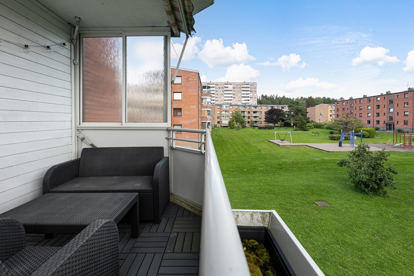 Balkong med plass til sittegruppe og hyggelig utsyn Galleribilde