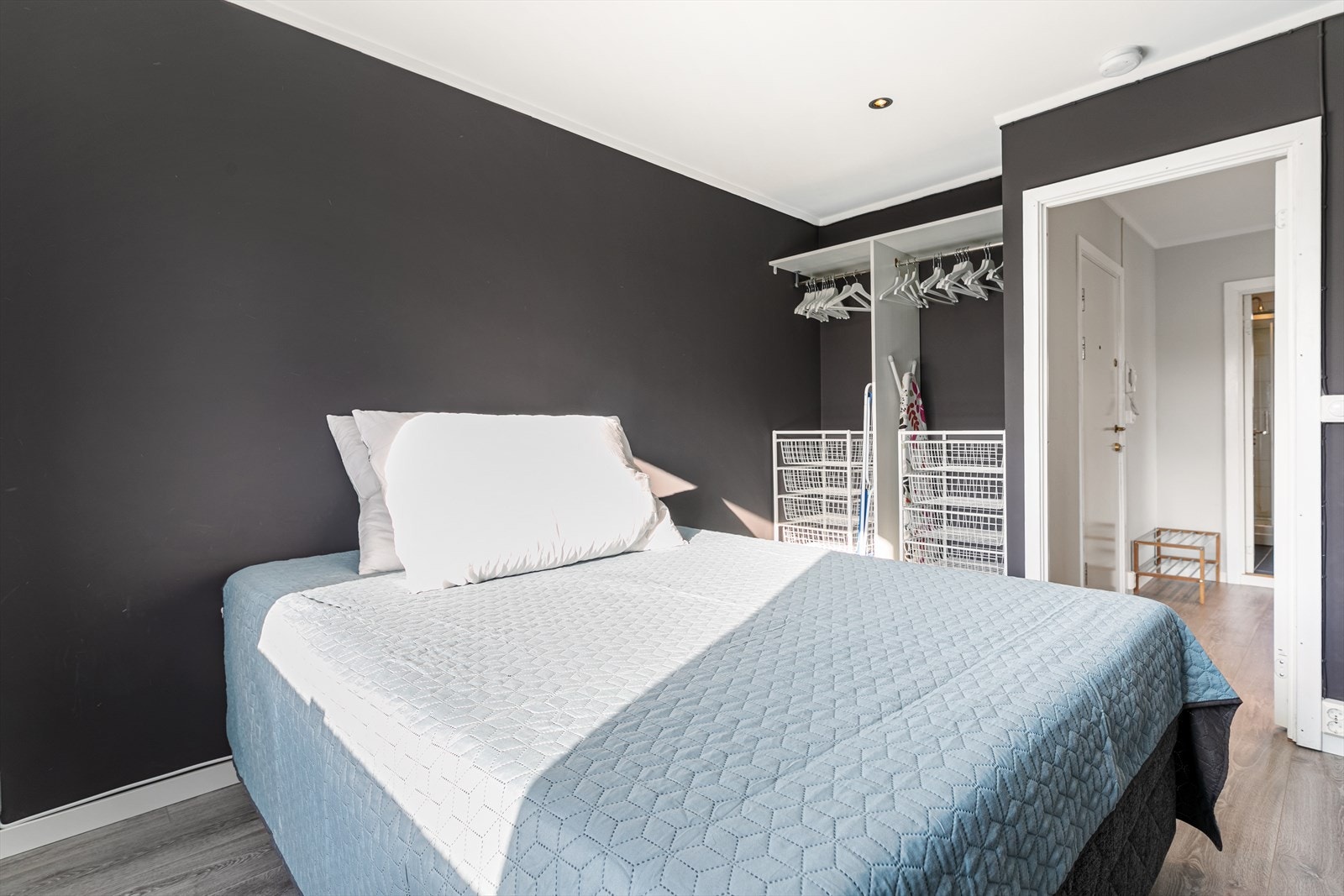 Soverom med garderobe og naturlig lys Galleribilde