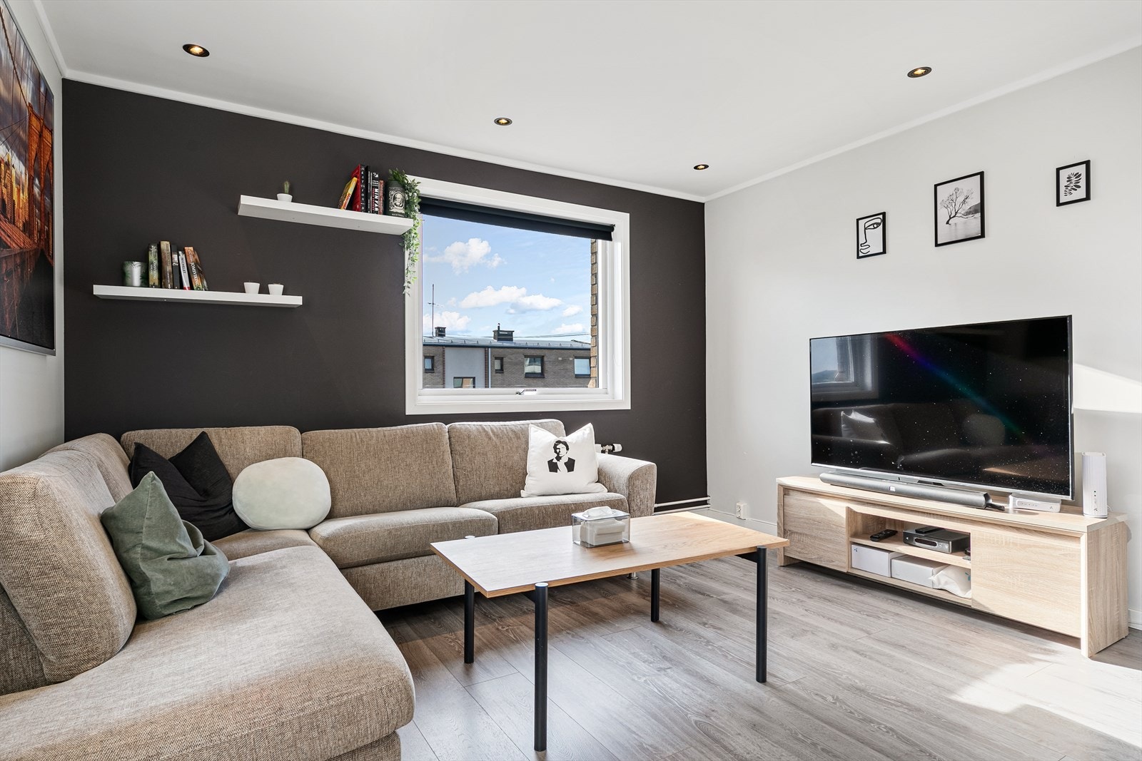 Endeleilighet slipper inn mye naturlig lys Galleribilde