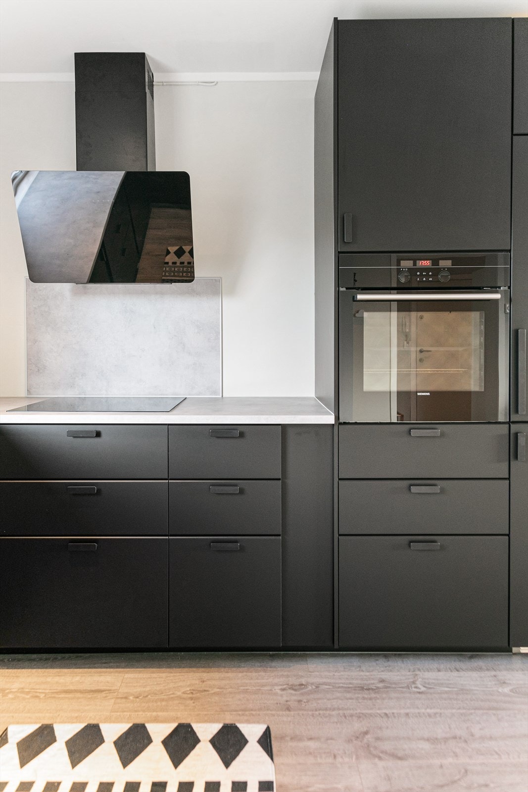 Moderne kjøkken med integrerte hvitevarer Galleribilde