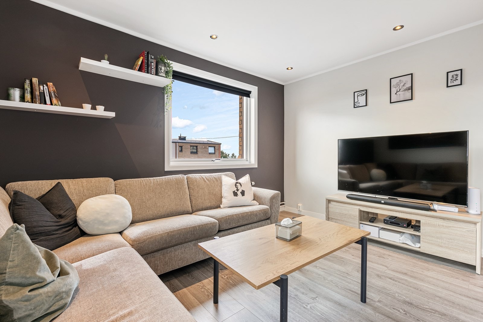 Stue med god plass til sofa og TV Galleribilde