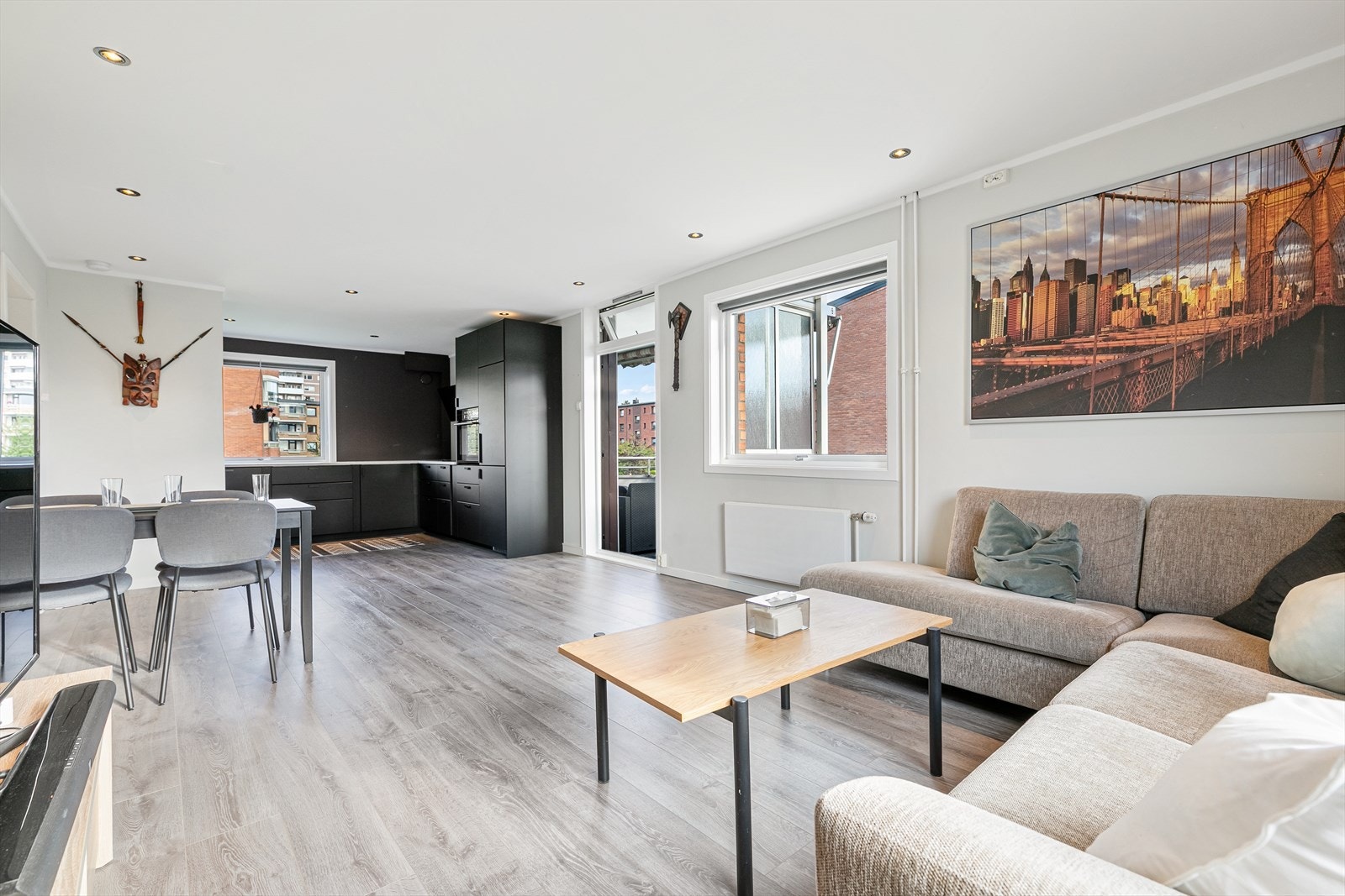 Åpen løsning mellom stue og kjøkken Galleribilde