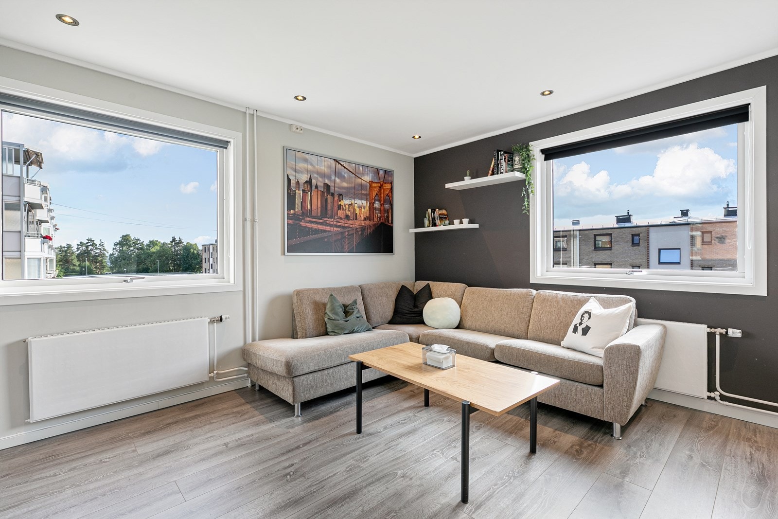 I stuen er det god plass til flere sittegrupper Galleribilde