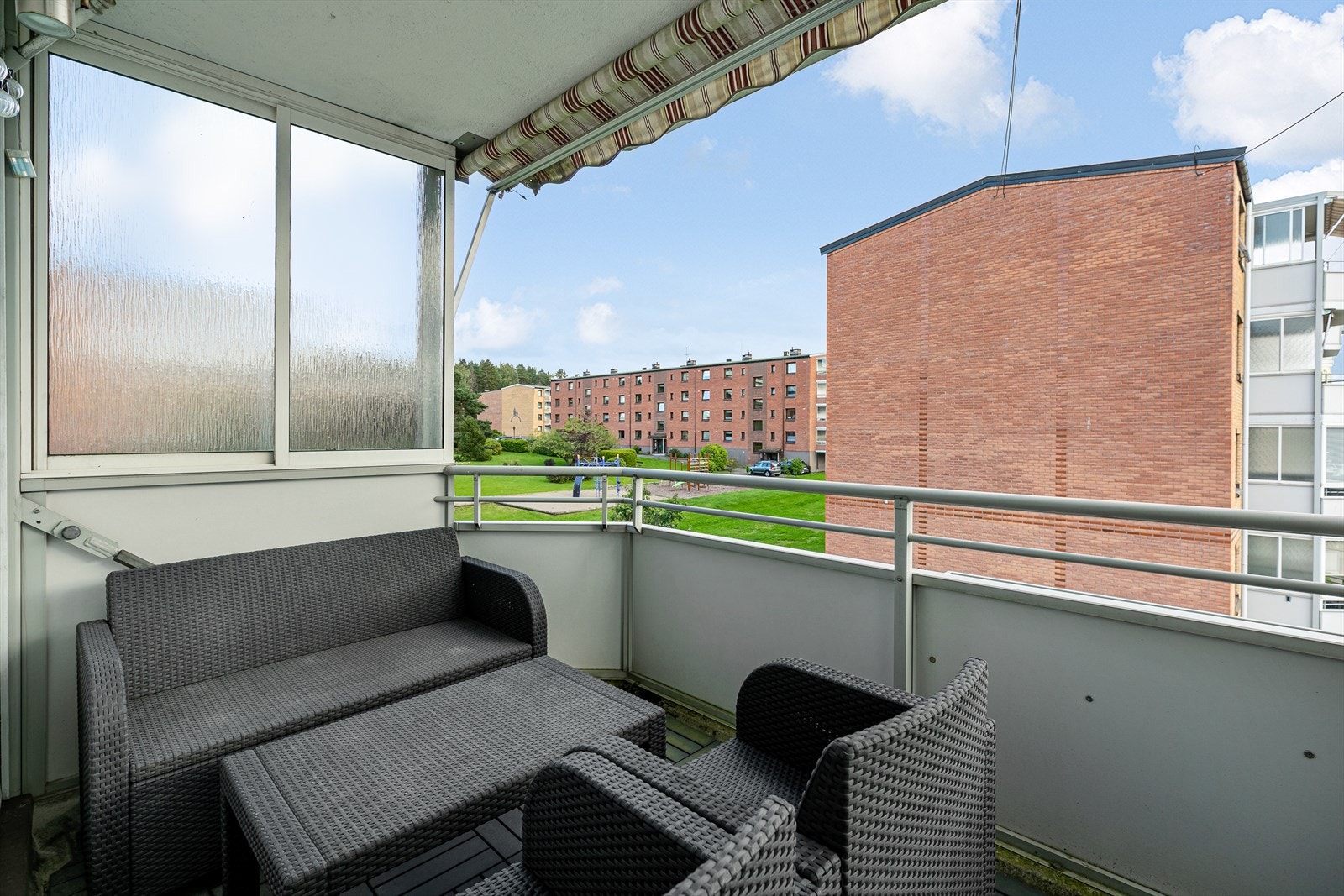 Koselig balkong med utsikt mot grøntområde og gode solforhold Galleribilde