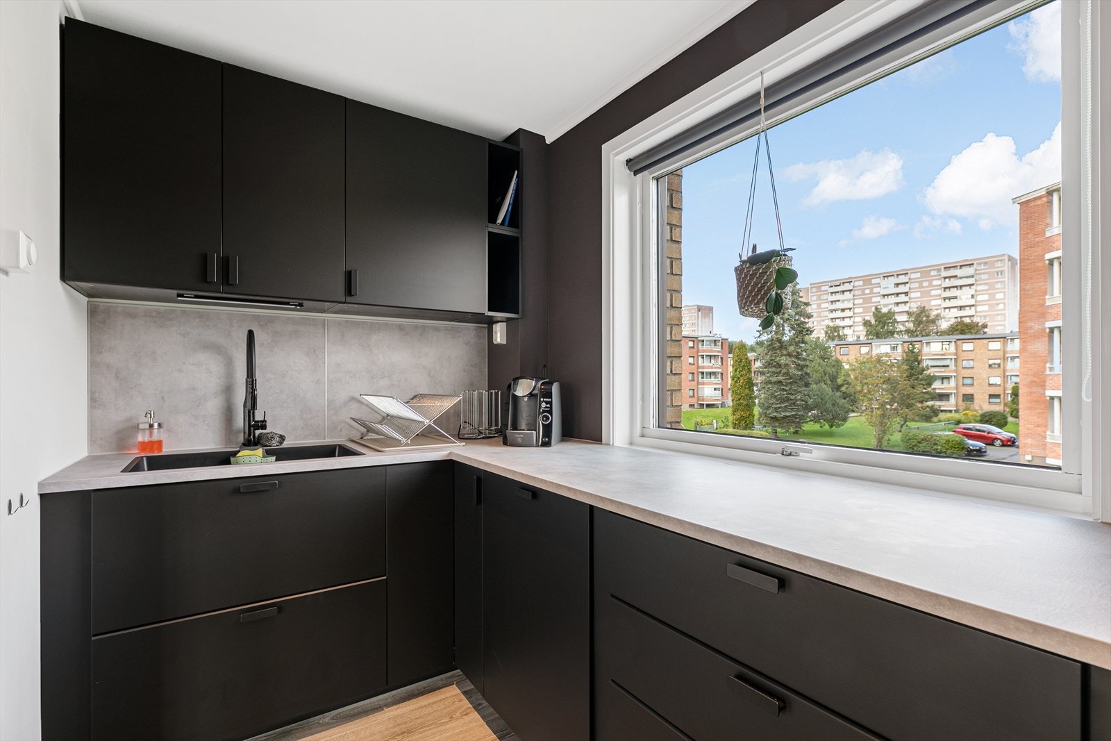 Praktisk kjøkken med god arbeidsplass Galleribilde