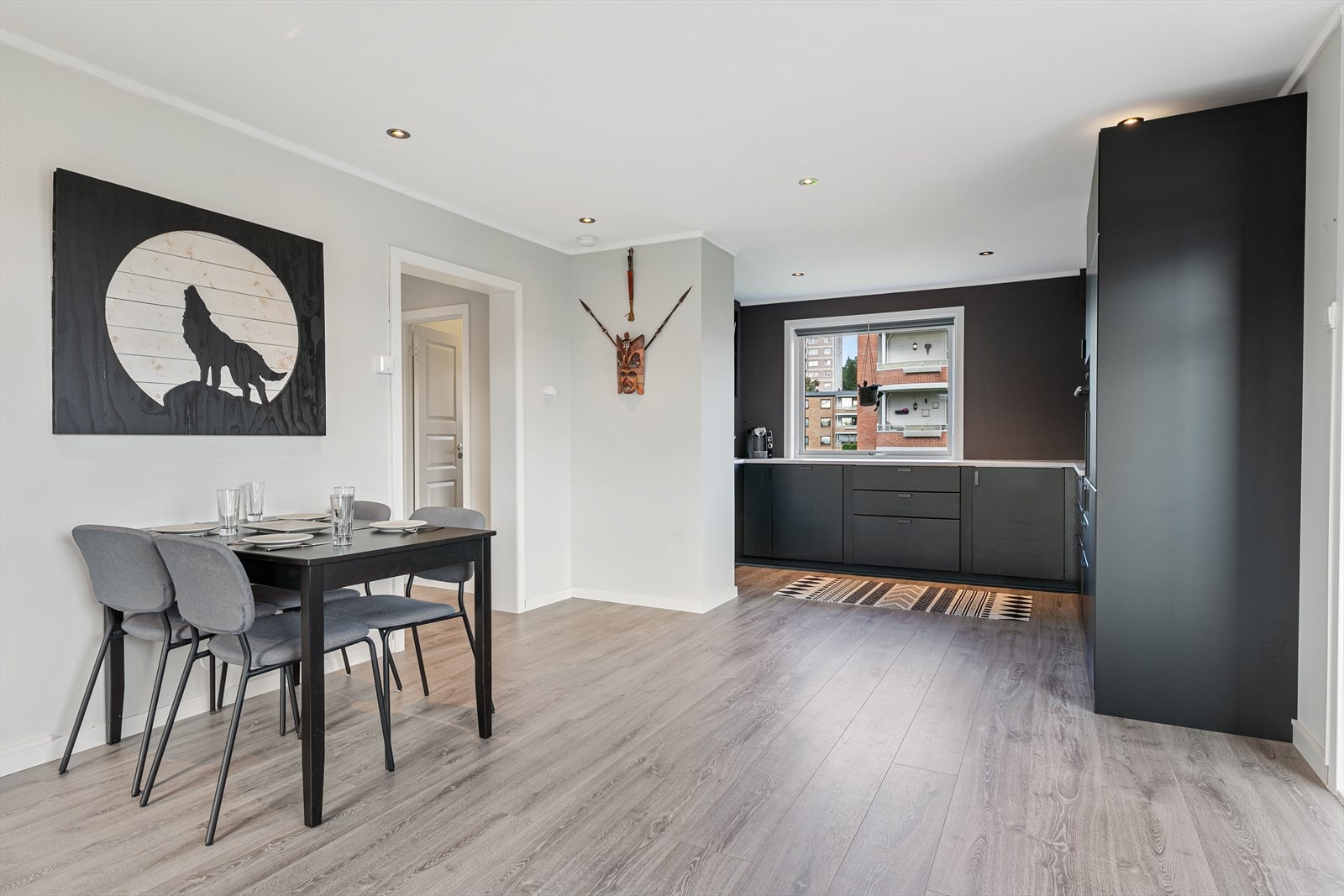 Spiseplass ved kjøkkenet med god belysning Galleribilde