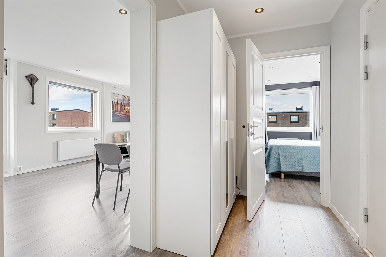 Entreen har god plass til å henge fra seg yttertøy og sette fra seg sko Galleribilde