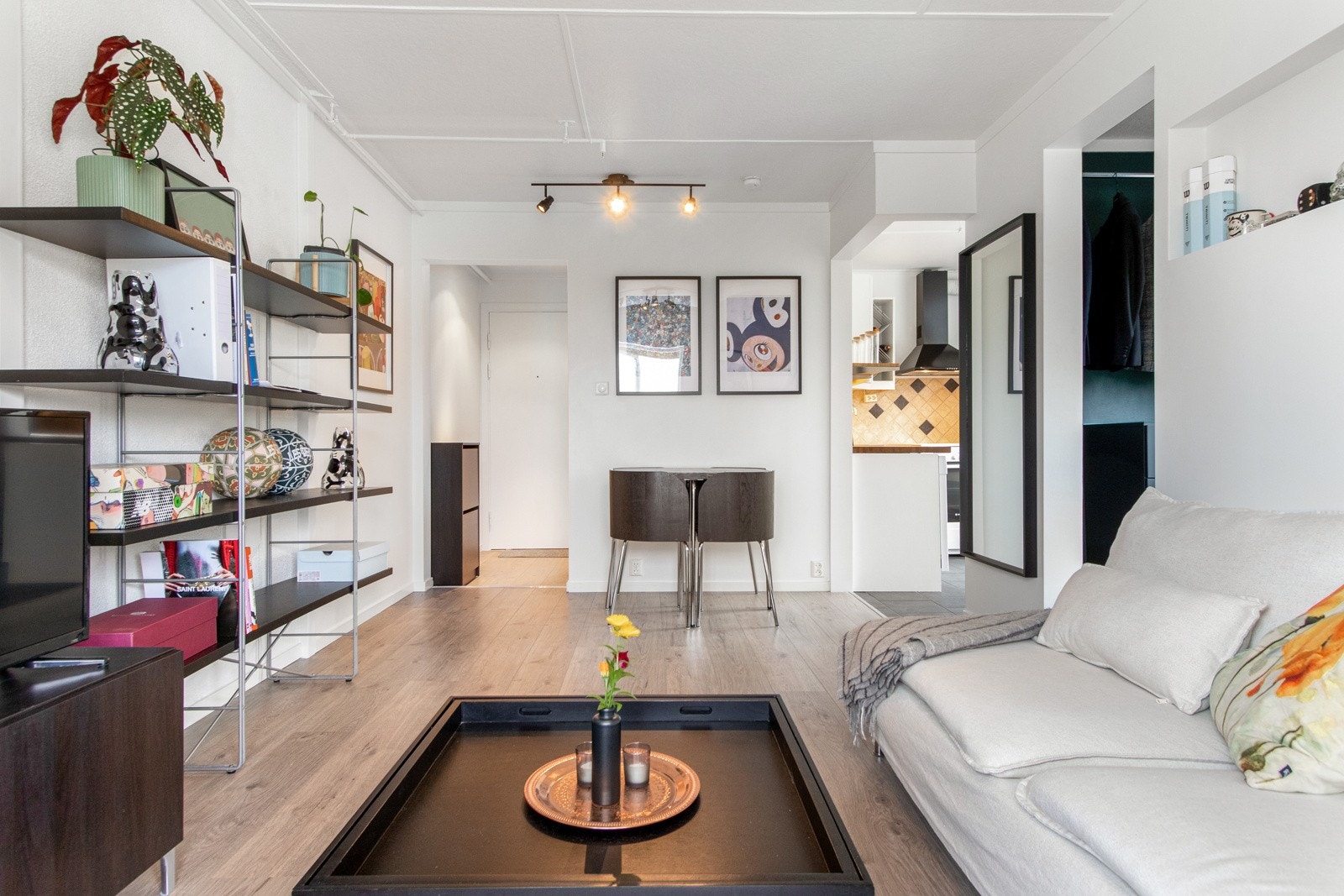 Eie Eiendomsmegling ved Tonny Nielsen ønsker velkommen til en praktisk og delikat leilighet med romslig balkong nær sentrum Galleribilde