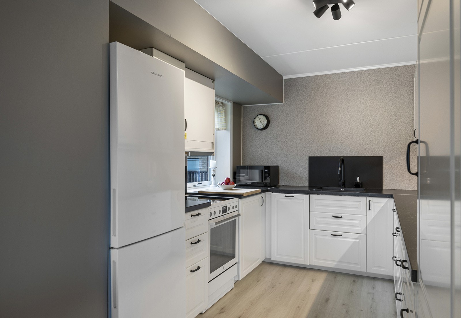 Det er montert en integrert oppvaskmaskin, komfyr og det er tilkoblet en ventilator over kokeplass. Galleribilde
