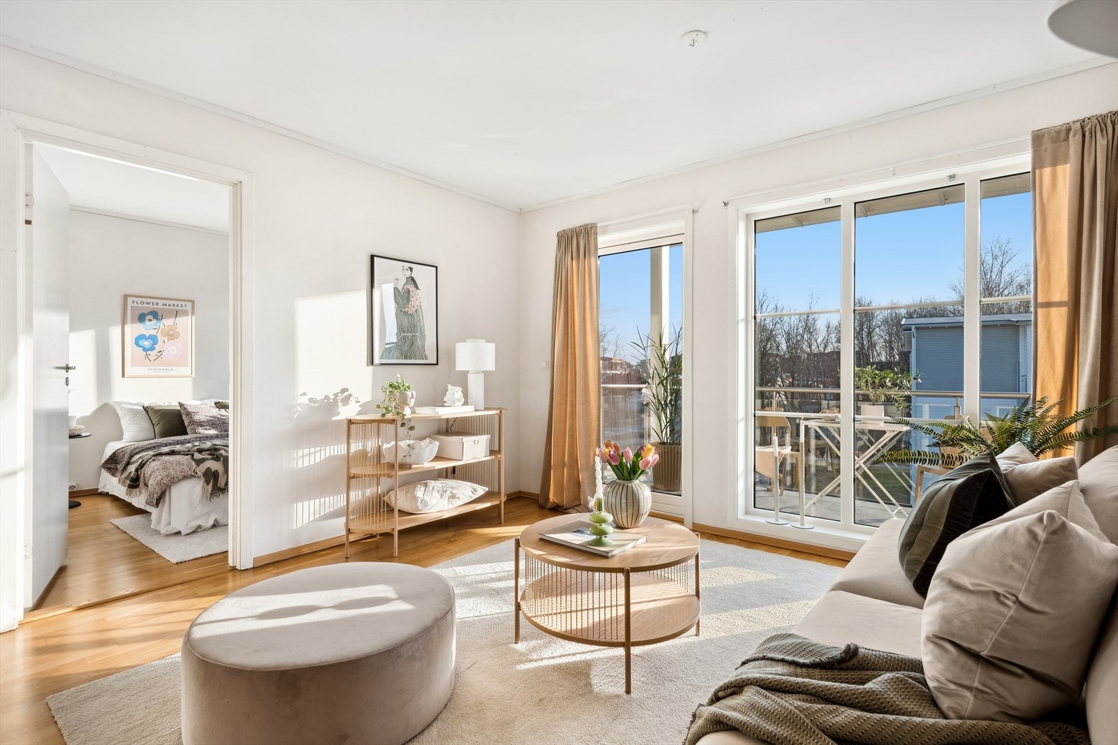 Stuen er lys og innbydende og har utgang til solrik sydvendt terrasse. Galleribilde