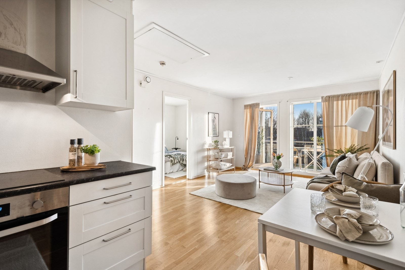 Kjøkkenet ligger i åpen løsning imot stuen. Det er adkomst til soverom fra stuen. Galleribilde