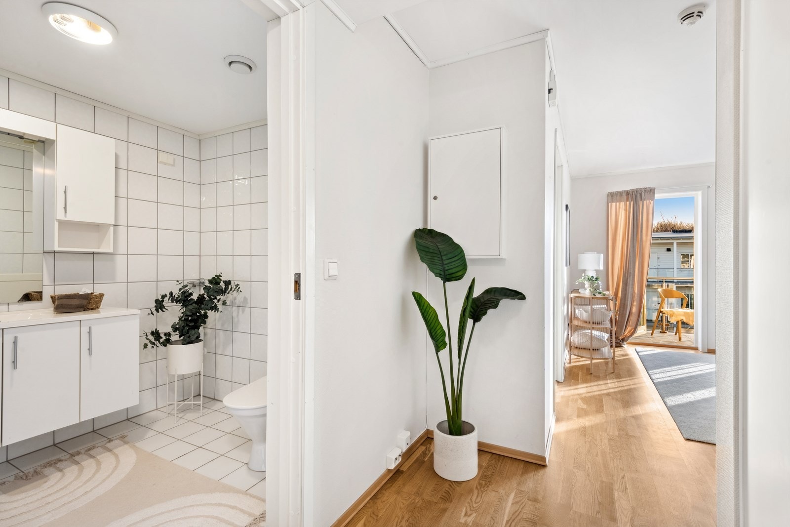 Fra entré har man adkomst til flislagt baderom. Galleribilde