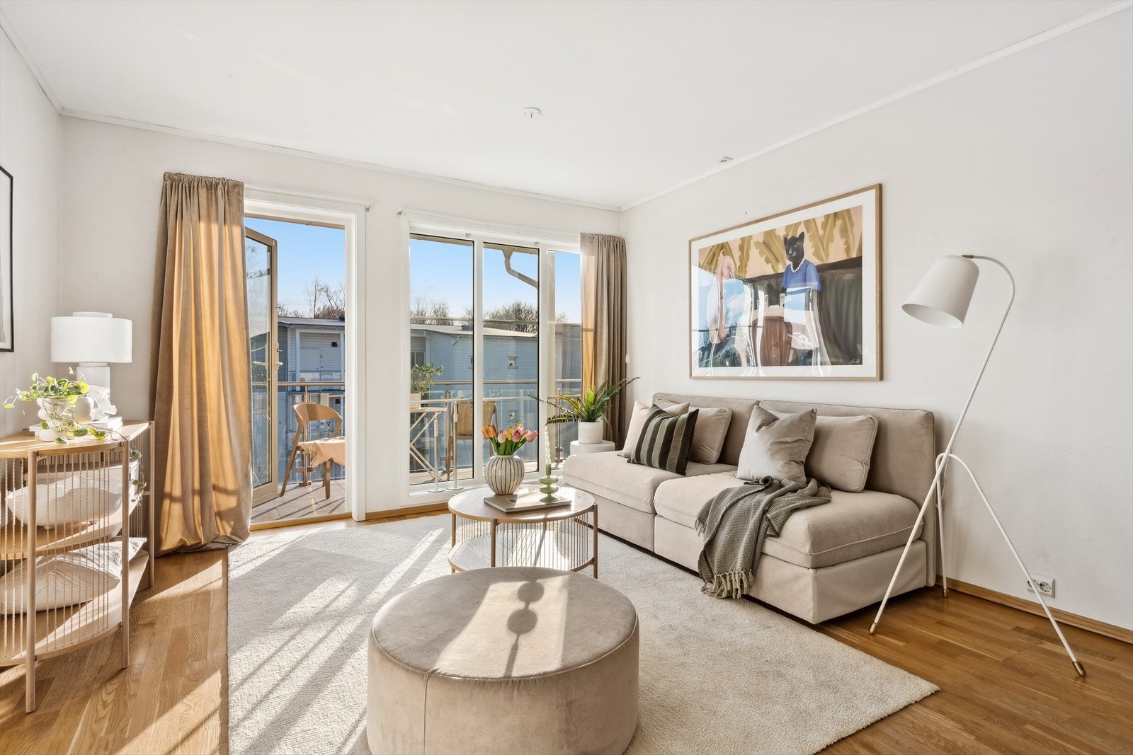 Leiligheten har en solrik balkong med glassrekkverk med utgang fra stuen. Galleribilde