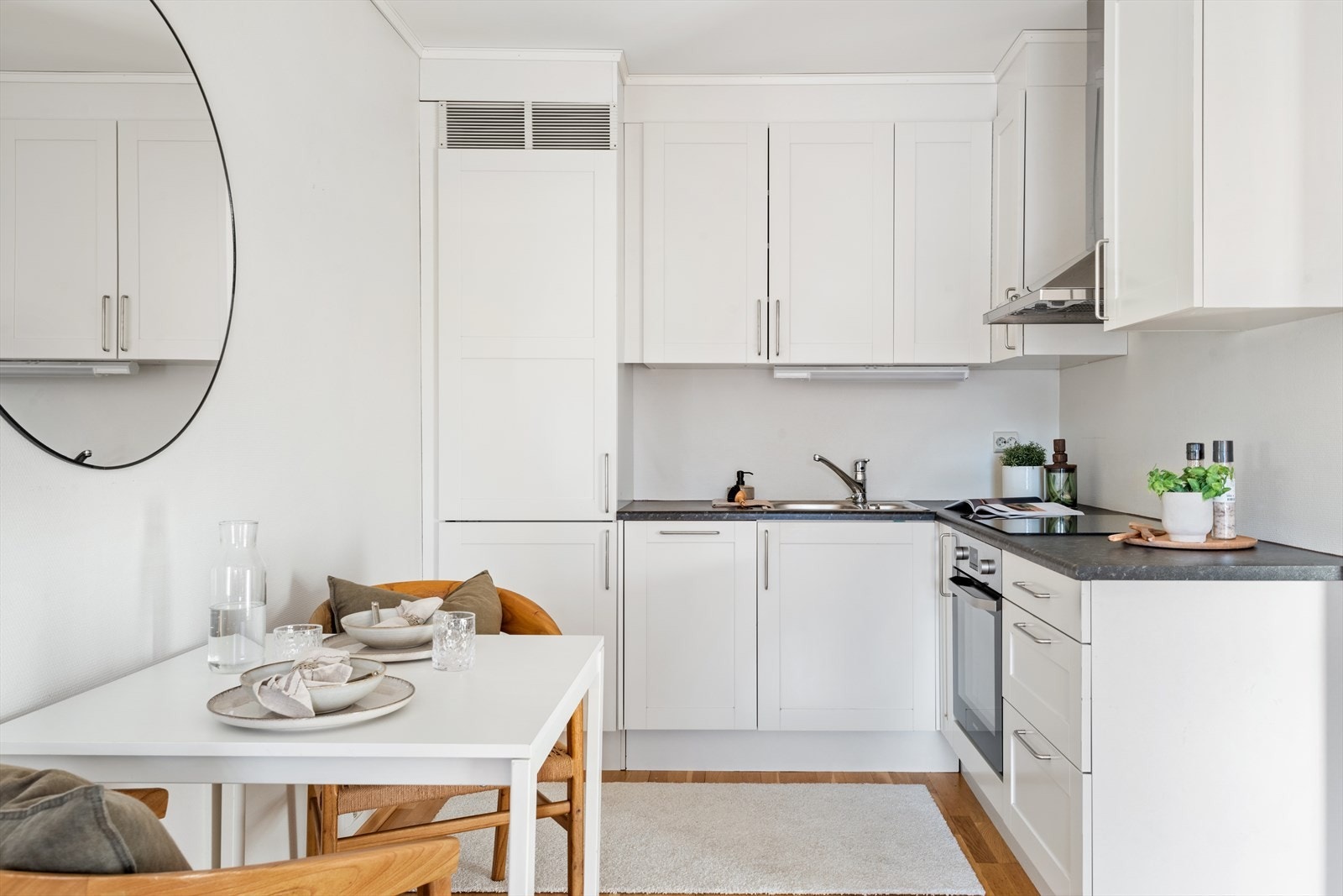 Kjøkkenet gir rom for liten spiseplass. Det er integrerte hvitevarer på kjøkken. Galleribilde