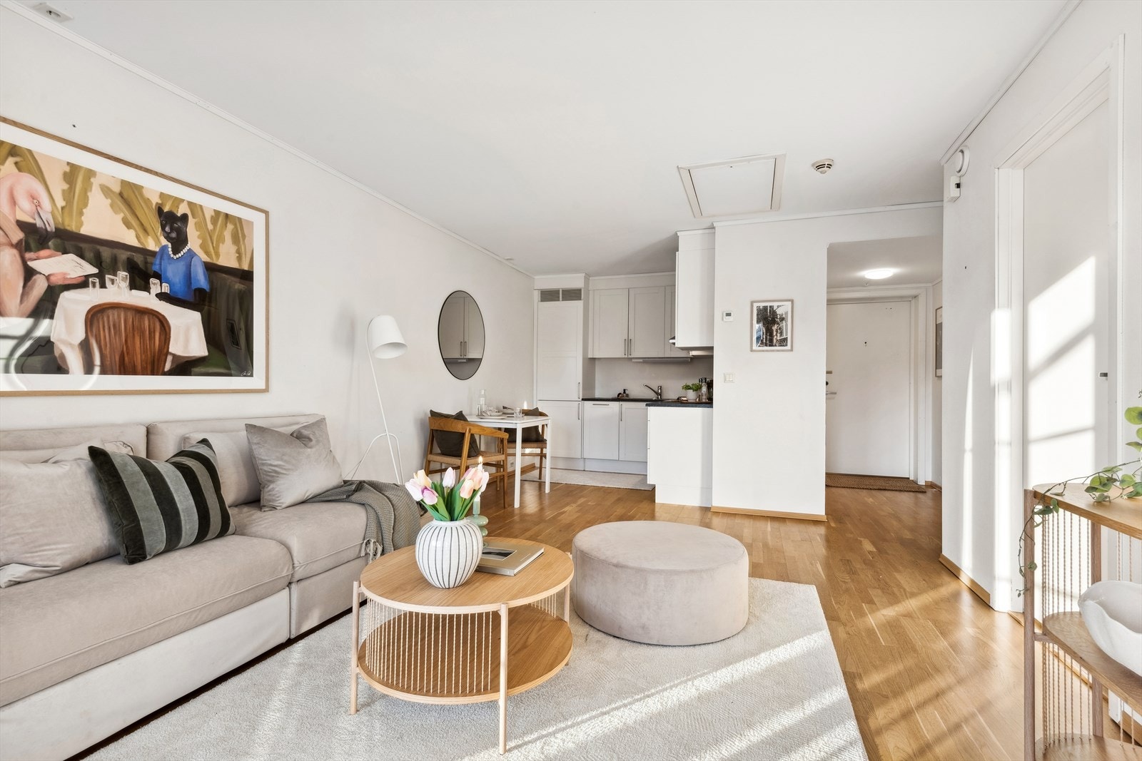 Stuen er i delvis åpen løsning til kjøkken. Galleribilde