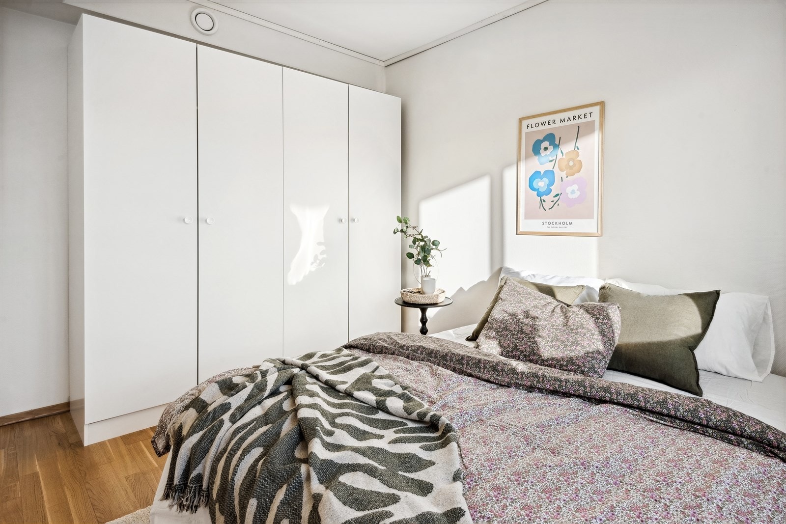 Soverommet gir god plass til dobbeltseng. Garderobeskap medfølger. Galleribilde