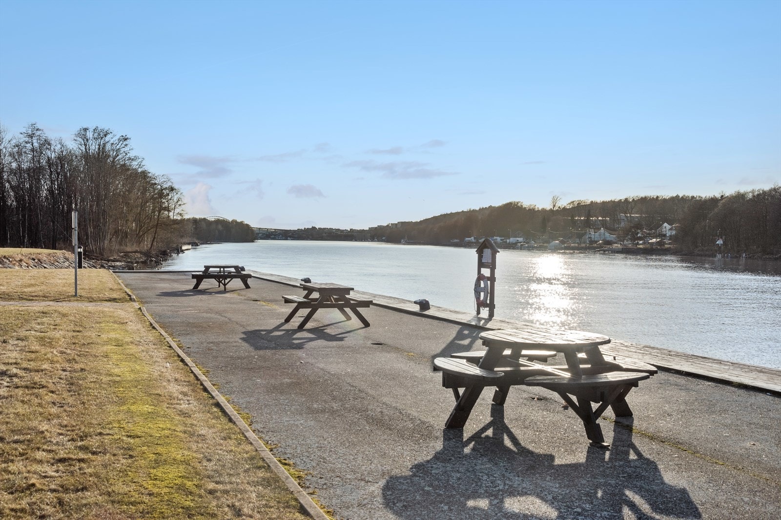 Fra leiligheten er det både elvegløtt og gangavstand til elvebredden like nedenfor borettslaget. Galleribilde