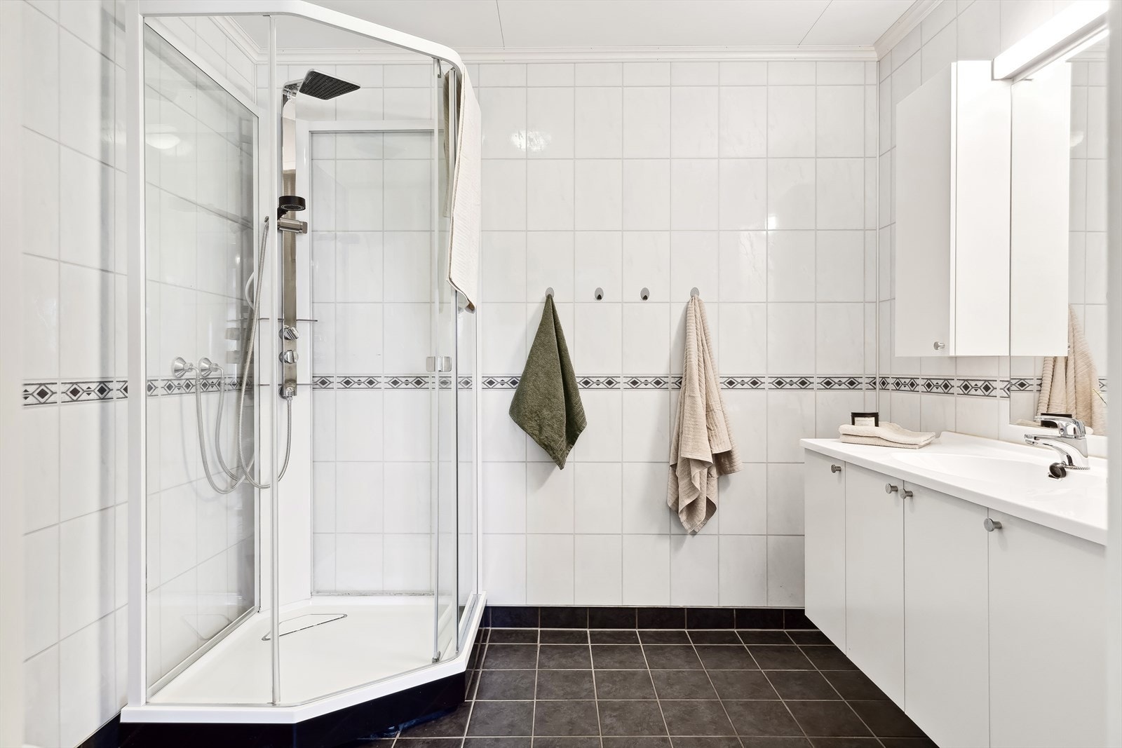 Badet i underetasjen har skapinnredning og dusjkabinett. Galleribilde
