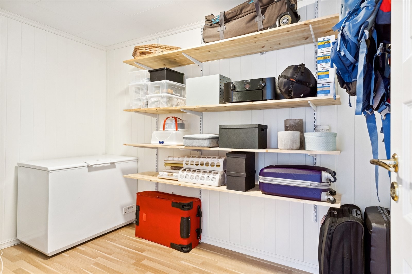 Boden i underetasjen har hyllesystem og god plass til fryser, eller annet. Galleribilde