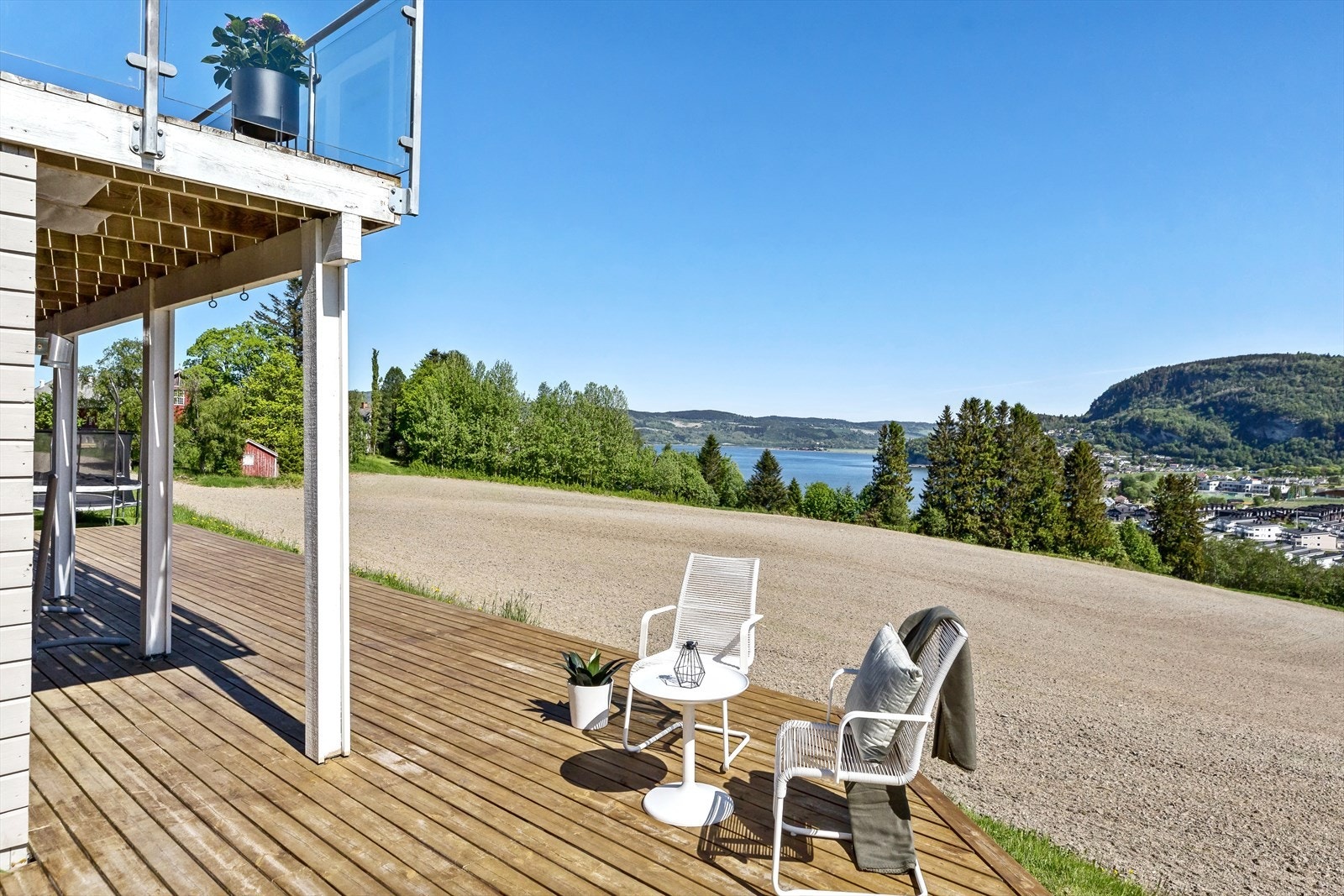 Utenfor underetasjen er det en stor terrasse som er delvis overbygd av verandaen. Galleribilde
