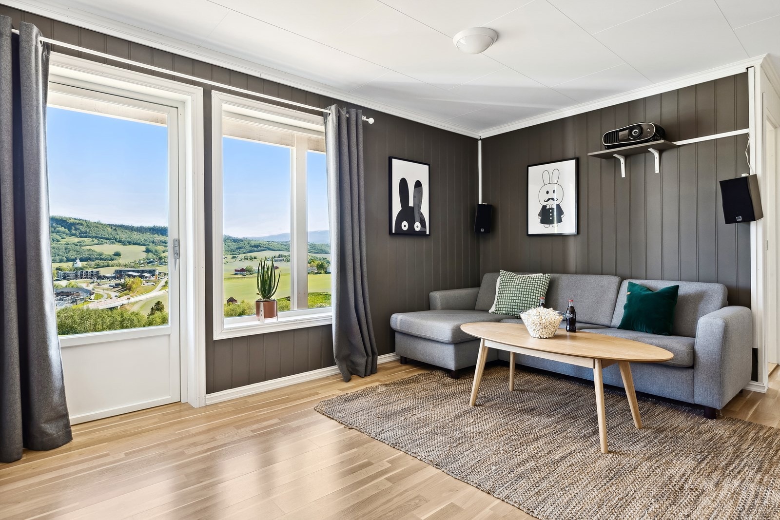 Kjellerstuen er ca. 33 kvm og har dør ut til terrassen. Galleribilde