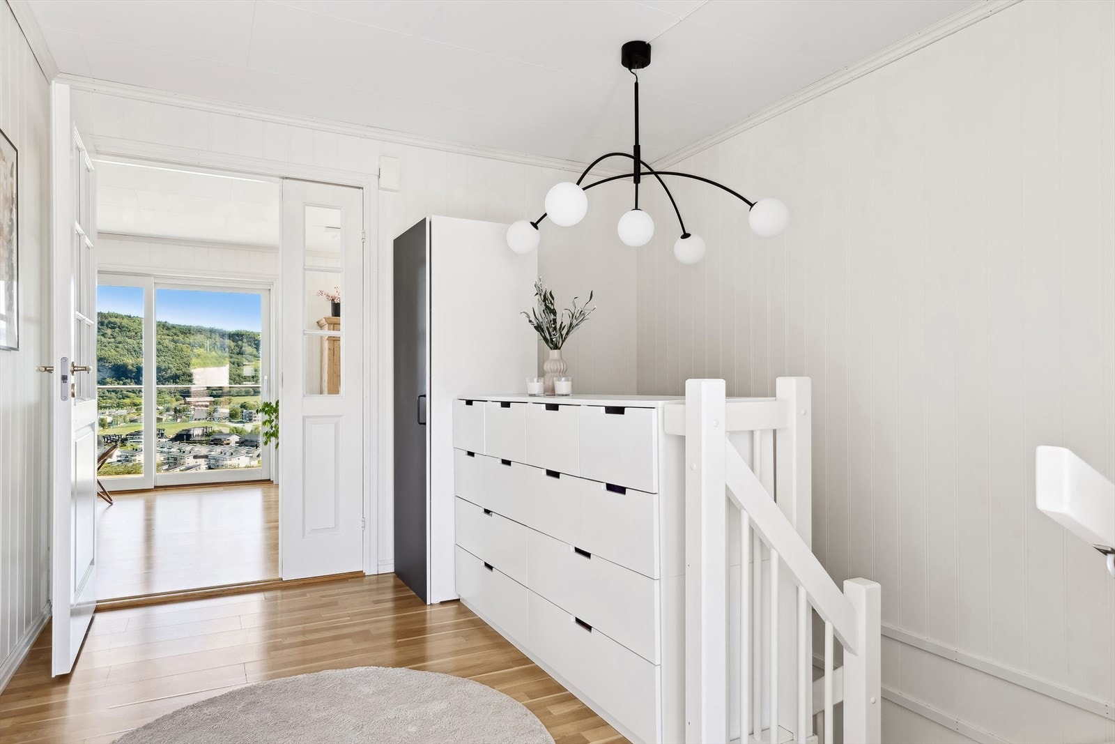 Det er vitrinedør inn til stuen og fri sikt mot utsikten via skyvedørene. Galleribilde