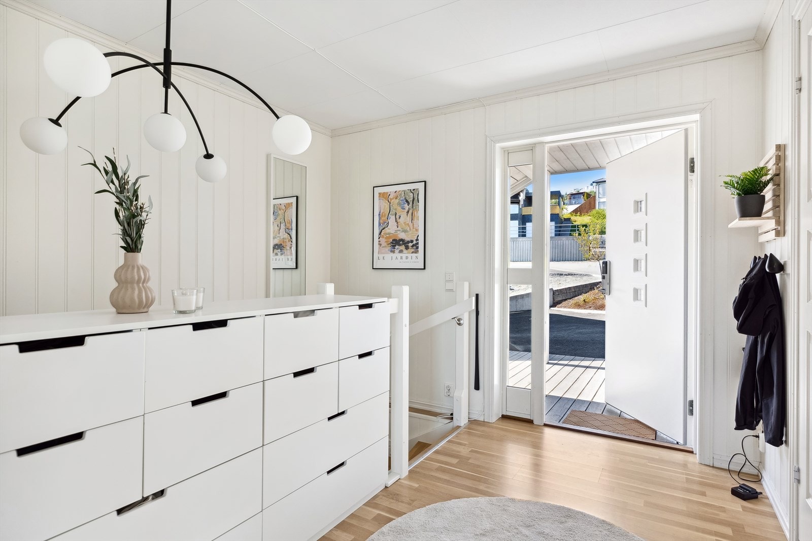 Entreen er romslig og har garderobeskap, samt plass til kommode. Galleribilde