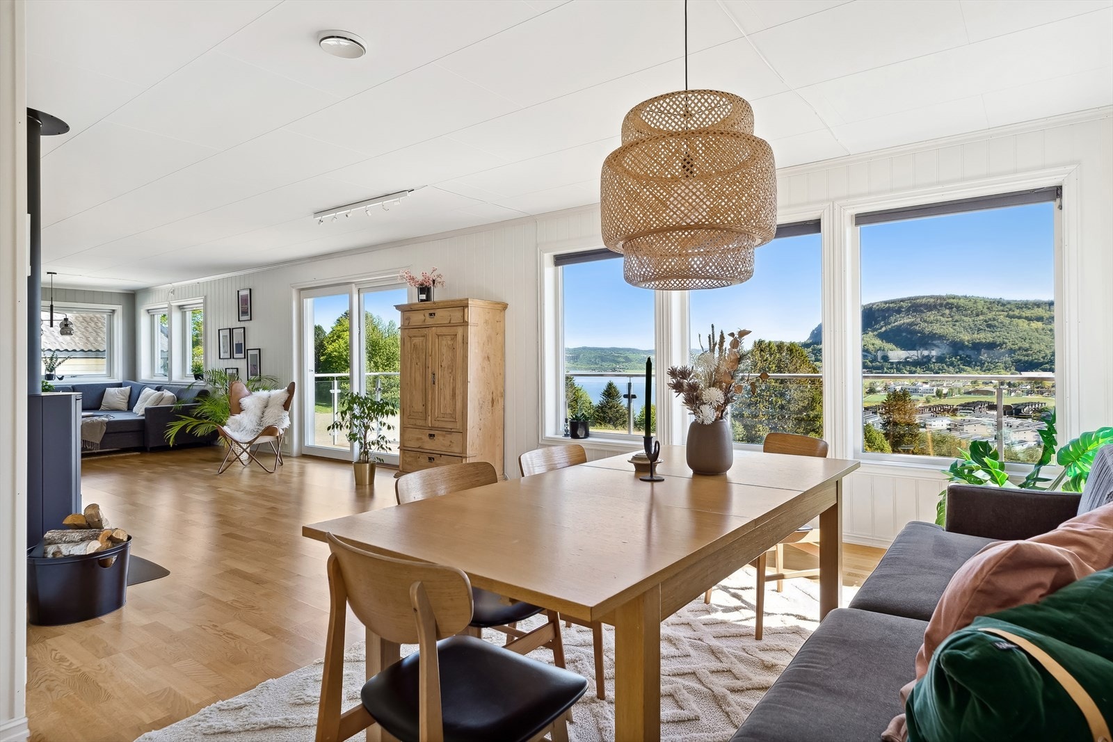 Utsikten er som et levende maleri - det forandrer seg gjennom dagen og årstidene. Galleribilde