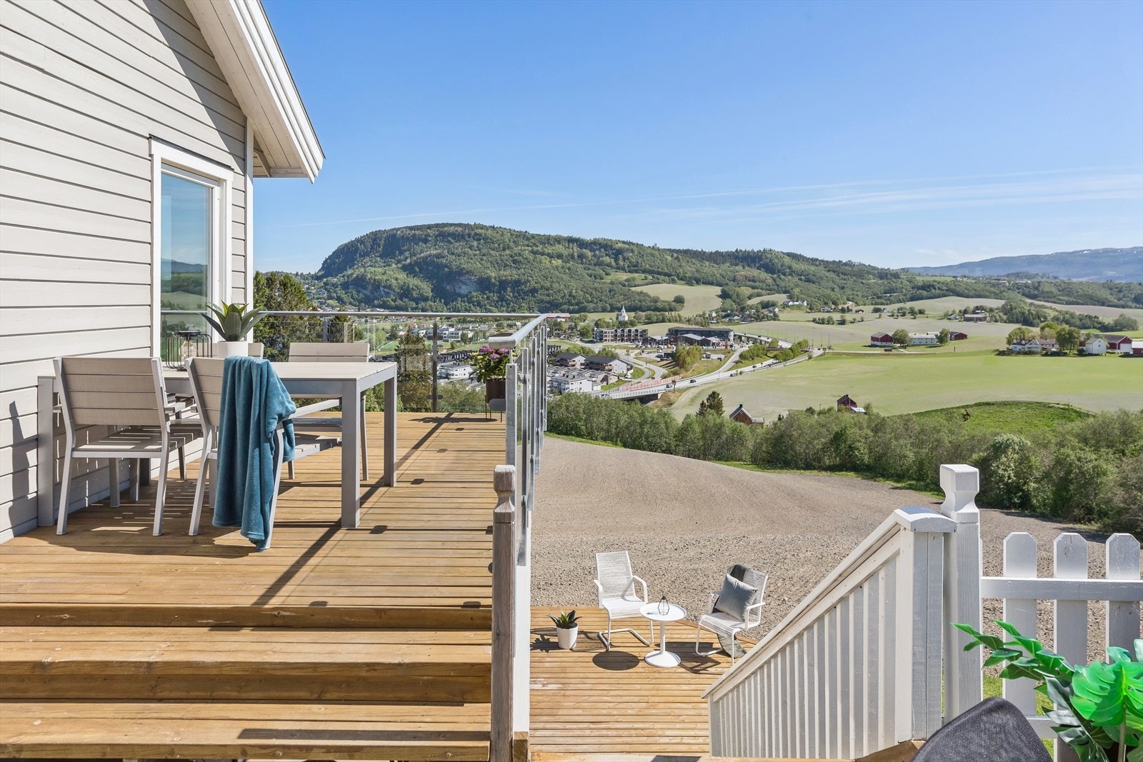 Verandaen har rekkverk i glass, slik at utsikten bevares når man er innendørs. Galleribilde