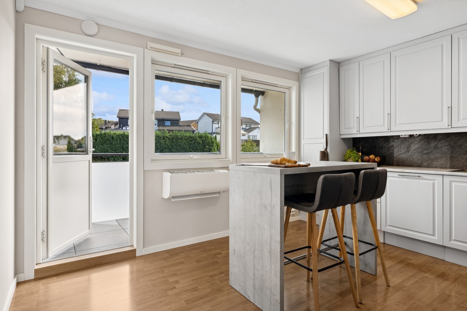 Varmepume fra Daikin montert i 2023. Her er det også utgang til veranda. Galleribilde