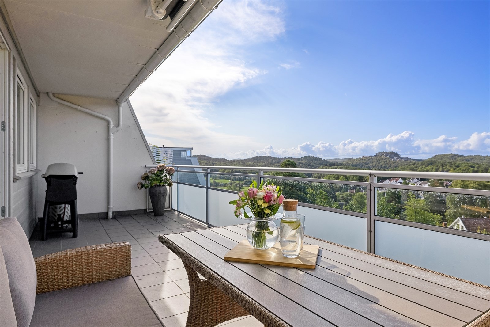 Solrik veranda med flott utsikt over nærområdet. Galleribilde