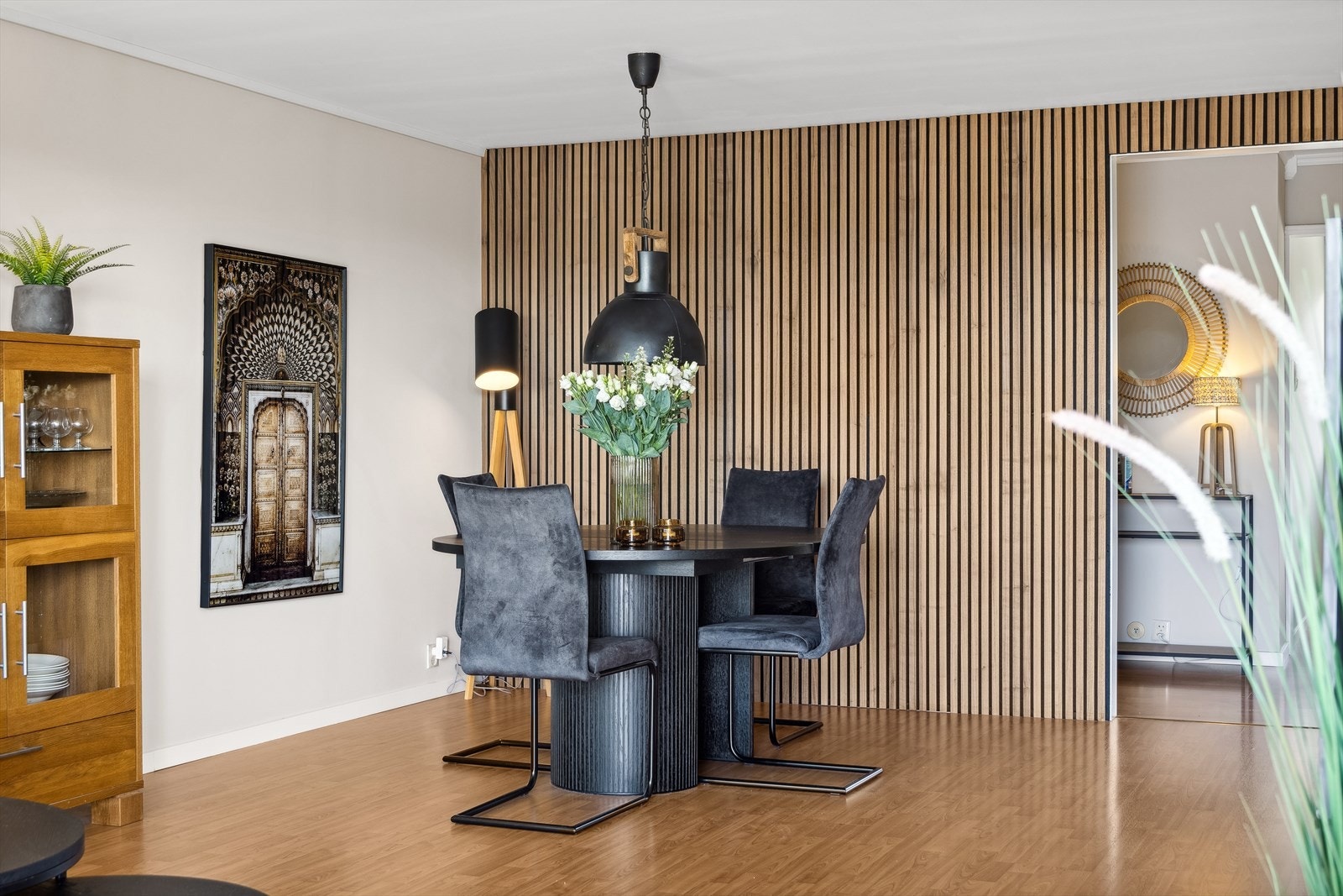 Lysmalte vegger samt spiler på den ene veggen gir rommet et moderne uttrykk. Galleribilde