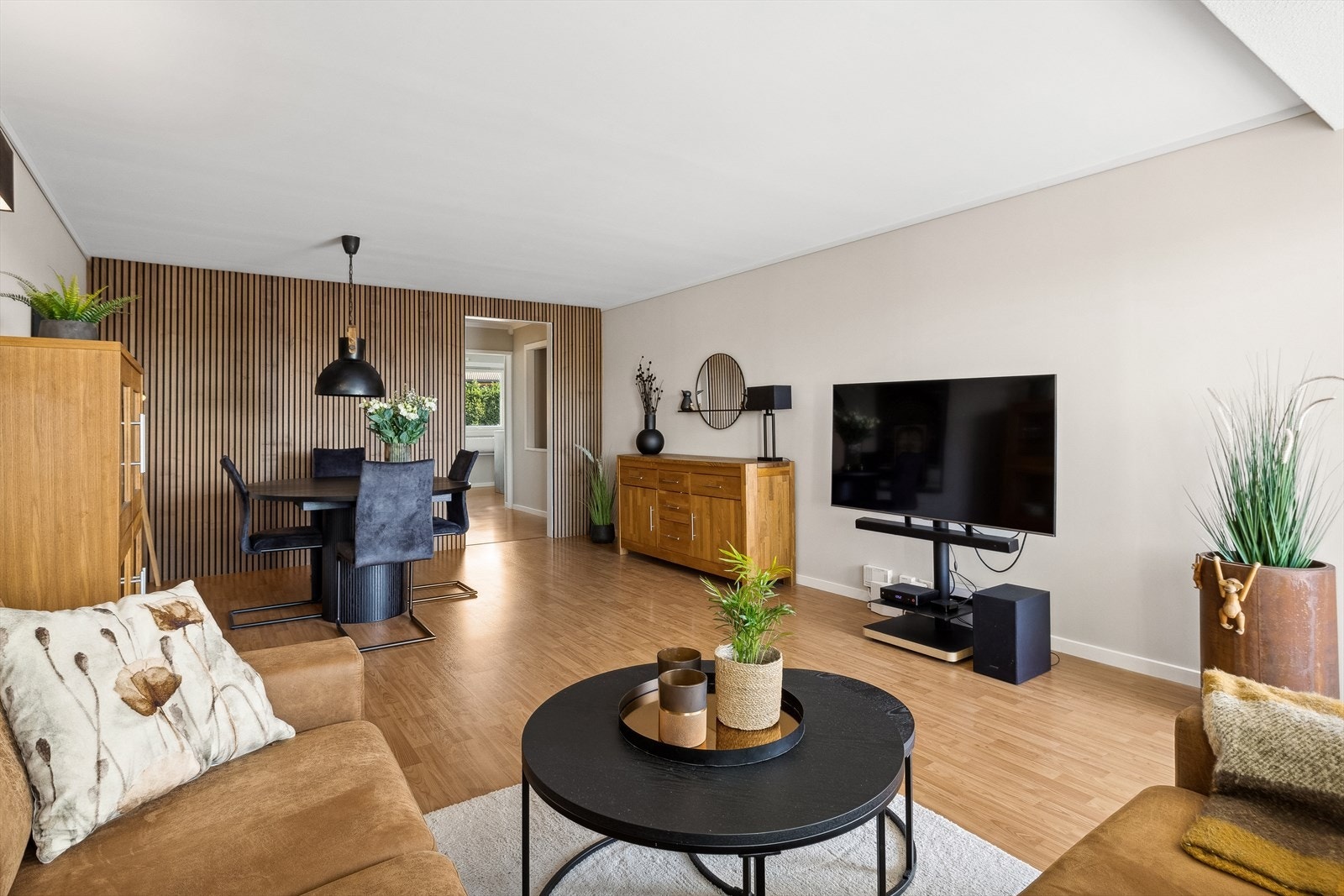 Innbydende stue med god plass til sofagruppe og spisebord. Galleribilde