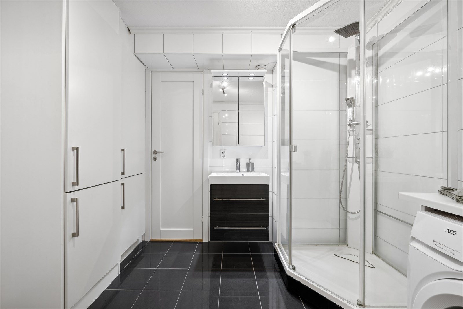 Bad med fliser på vegger og gulv med gulvvarme. Galleribilde