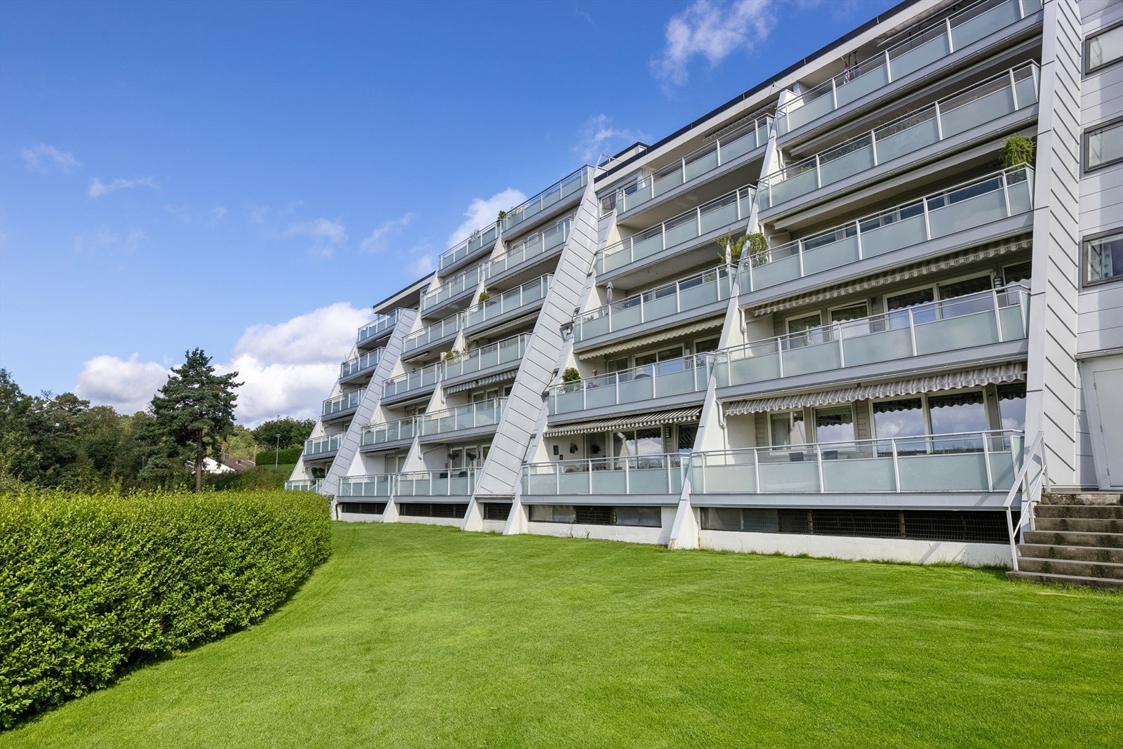 Nærhet til barnehager, barne- og ungdomsskoler, fine turområder og kun en kort kjøretur unna Kristiansand sentrum med alle fasiliteter og servicetilbud.. Det er også gode kollektivmuligheter i området. Galleribilde