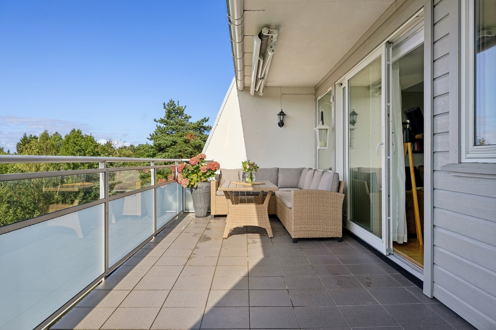 God plass til diverse utemøbler. Galleribilde