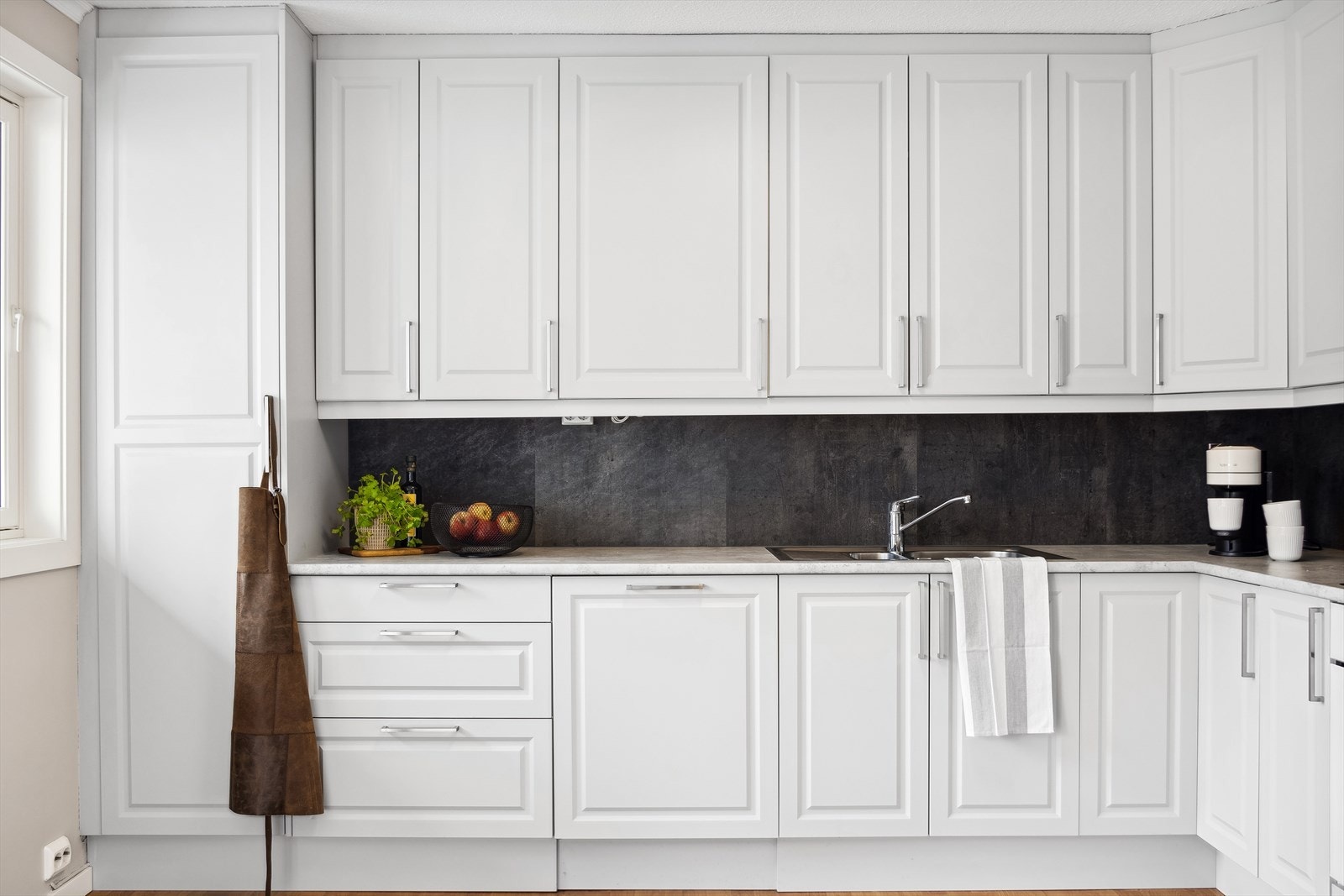 Integrerte hvitevarer som platetopp, stekeovn, oppvaskmasskin, samt frittstående kjøleskap. Det er godt med skap og benkeplass som gjør det kjekt å tilberede god mat. Galleribilde