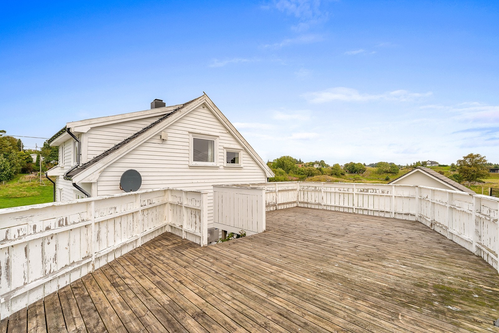 Det øverste nivået på terrassen har god plass til både loungemøbler, grill og solsenger. Galleribilde