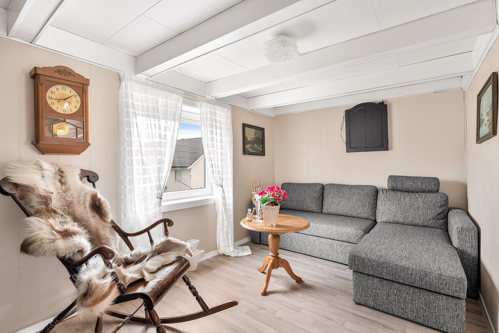 TV-stuen har også god plass til sofa. Trenger man ikke to stuer, er denne stuen fin som spisestue eller lekerom for barna. Galleribilde