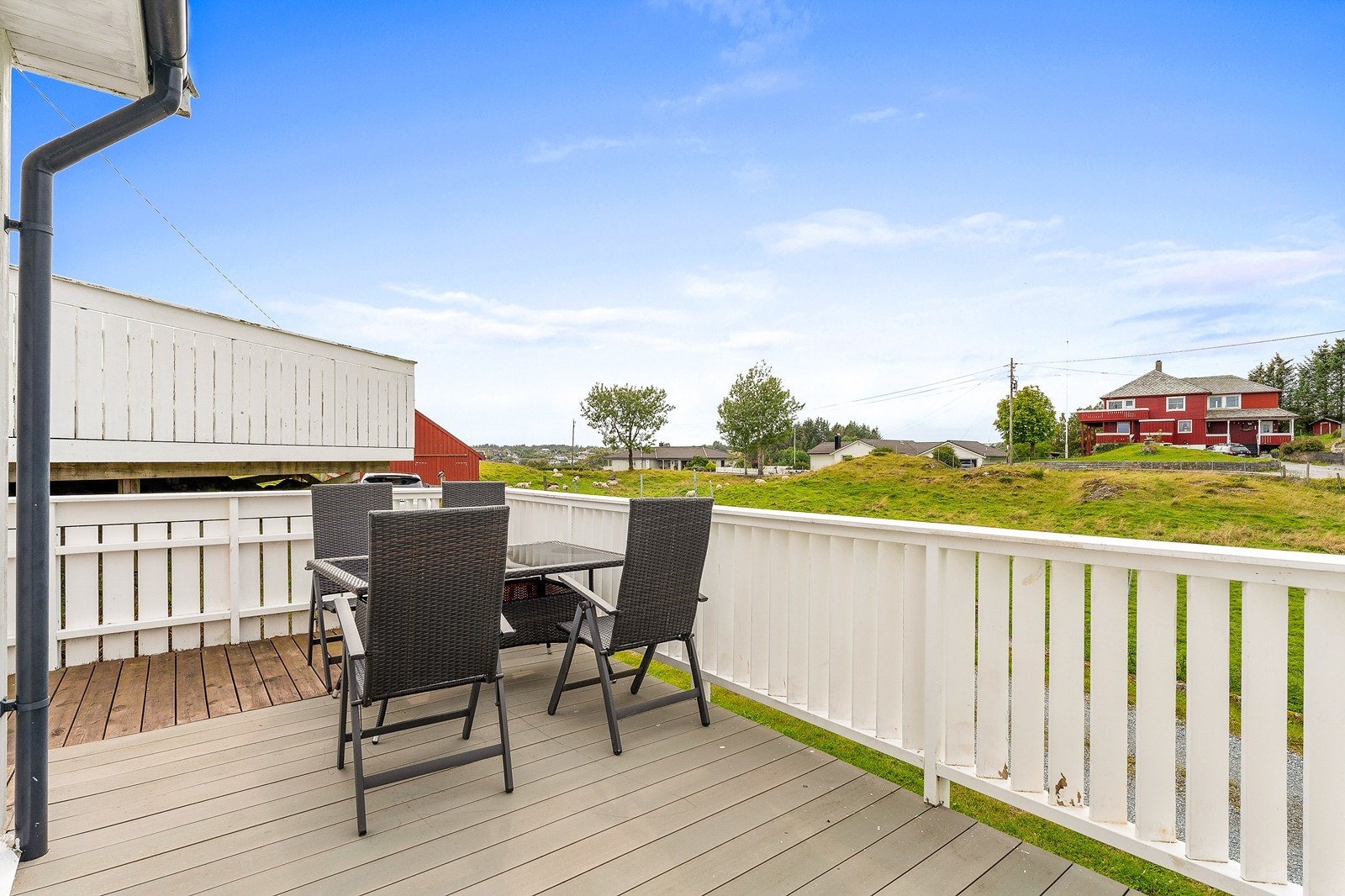 Terrasse-areal over flere nivå på totalt 60 kvm omringer boligen. Galleribilde