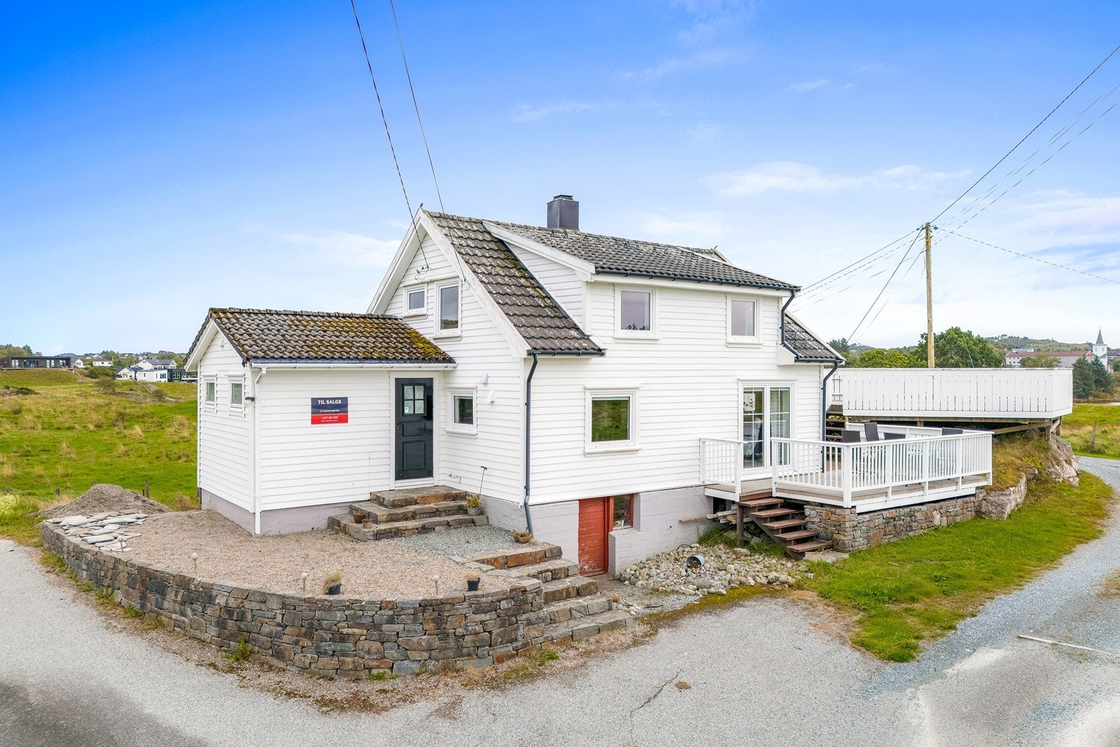 Boligen går over 2 etasjer, samt krypkjeller. Galleribilde